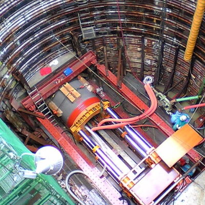 <center>推進力はなぜ上がる？<br>なぜ低推進力を維持し続けることができるのか？<br>一般滑材と “こんにゃく充填剤” の違い</center>